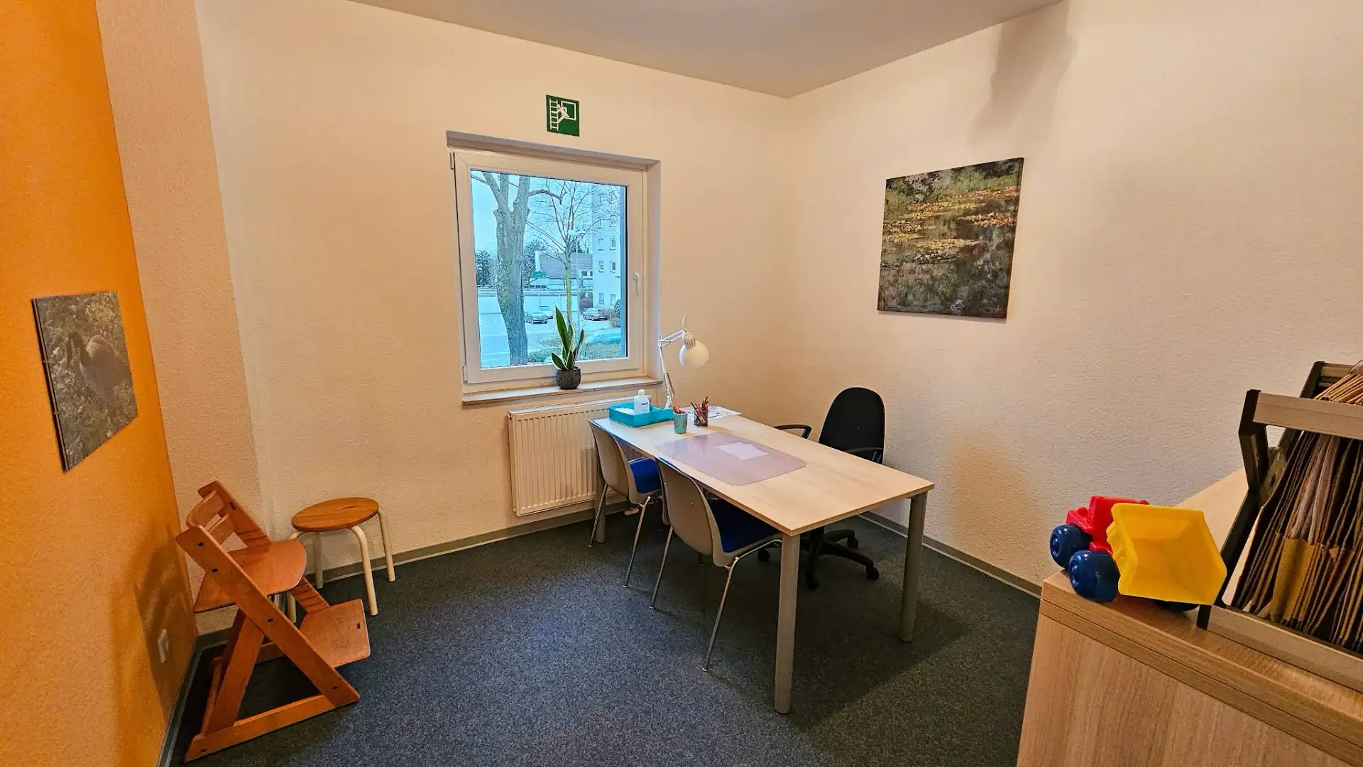 Therapieraum der Praxis für Sprachtherapie Clemens in Bottrop mit Behandlungstisch und Materialien